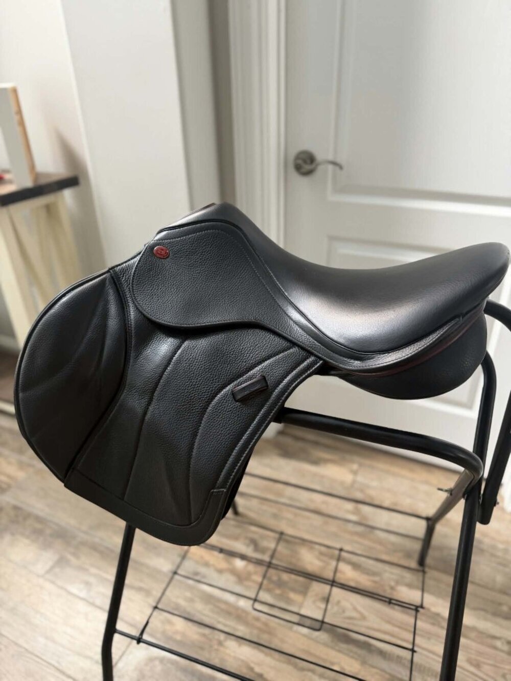Kent & Masters Jump Saddle - 17.5" - Black Soft Leather – Very Good Condition